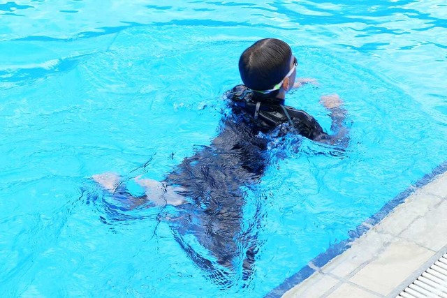 Noch ein wenig an der Technik feilen, ...appt&#8217;s mit dem Schwimmabzeichen.  | Foto: Susanne Ehmann