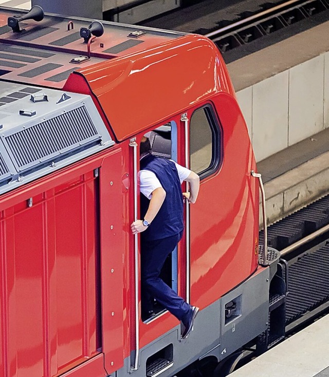 Lokfhrer auf dem Weg zur Arbeit.  | Foto: Christoph Soeder (dpa)