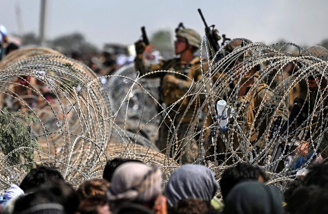 Ein US-Soldat schiet am militrischen...damit die Menschenmenge  zurckweicht.  | Foto: WAKIL KOHSAR (AFP)