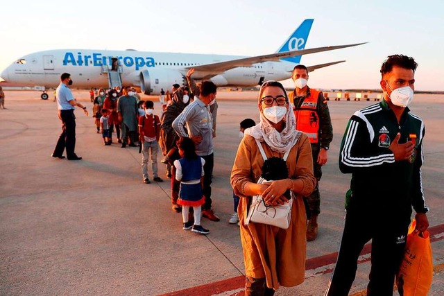 Ankunft in Spanien: Diese Menschen kon...n knnte die Hilfe nun zu spt kommen.  | Foto: MARISCAL (AFP)