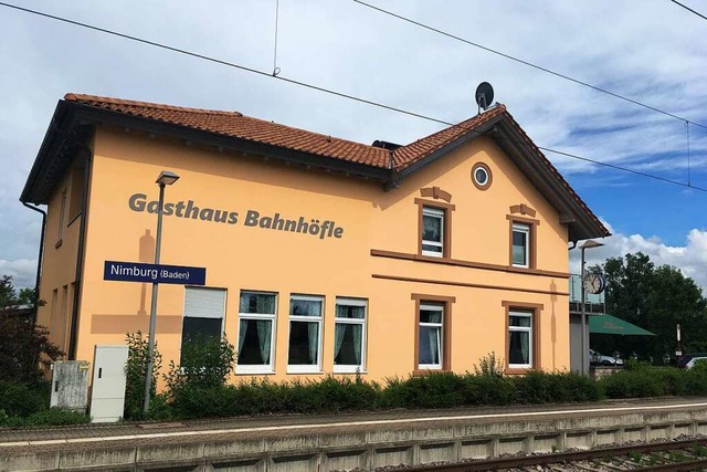 Im Restaurant Bahnhfle in Nimburg wur...n der Theke  auch Fahrkarten verkauft.  | Foto: Dominik Bloedner