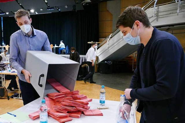 Wahlhelfer bei der Auszhlung zur Landtagswahl 2021 in Rheinfelden  | Foto: Verena Pichler