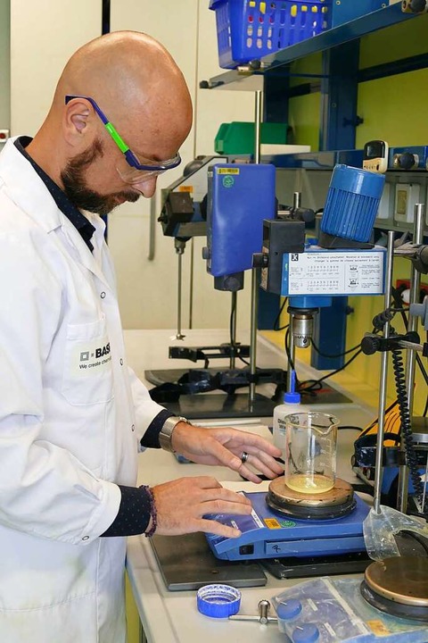 Laborleiter Stanislaw Krus erstellt im...enmilch, le, Sprays oder Tagescremes.  | Foto: Dora Schls