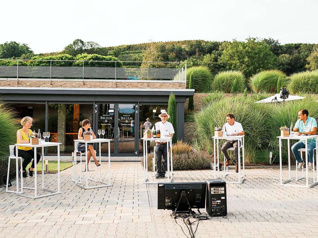 Bei bestem Sommerwetter fand die zweite Online-Ausgabe der BZ-Wein-Fass-Bar auf dem Weingut Briem in Wasenweiler statt.