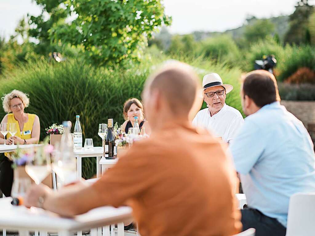 Bei bestem Sommerwetter fand die zweite Online-Ausgabe der BZ-Wein-Fass-Bar auf dem Weingut Briem in Wasenweiler statt.