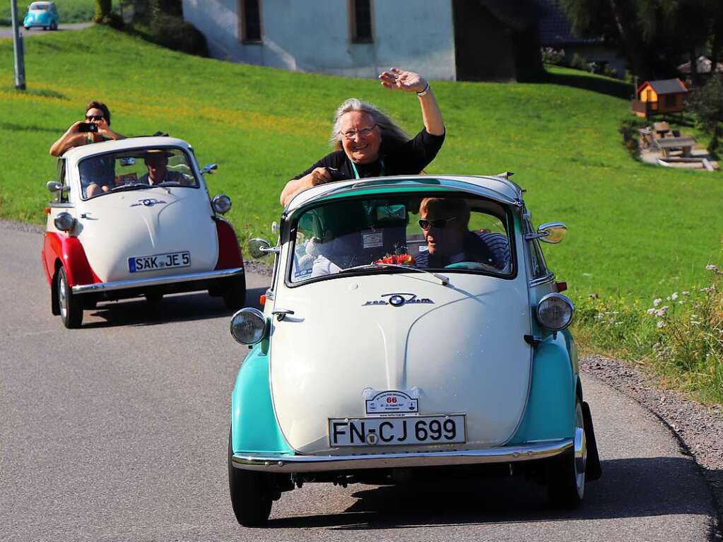 Sichtlich gute Stimmung herrscht bei den Isetta-Fahrern.