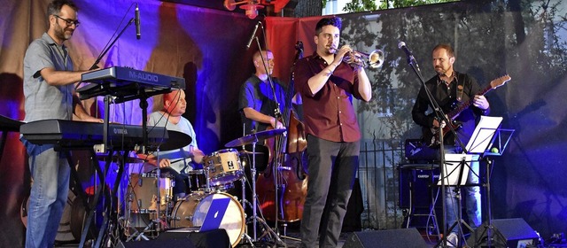 Fusion-Jazz bekam das Publikum am Sams...m Hof und der DiNi Jazzothek serviert.  | Foto: Thomas Loisl Mink