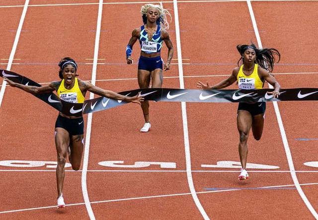 Elaine Thompson-Herah (links) rennt di...bei den Frauen &#8211; 10,54 Sekunden.  | Foto: Thomas Boyd (dpa)