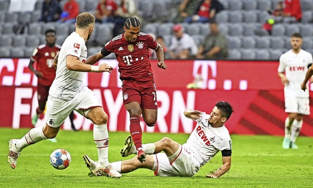 Serge Gnabry (rotes Trikot, vorn) wirb...erzielte zwei Treffer fr die Bayern.   | Foto: Sven Hoppe (dpa)