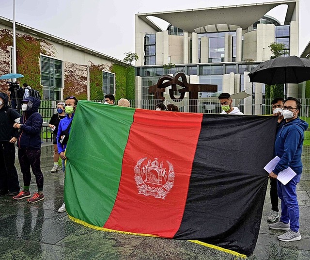 Menschen demonstrieren in Berlin fr d...me bedrohter Menschen aus Afghanistan.  | Foto: JOHN MACDOUGALL (AFP)