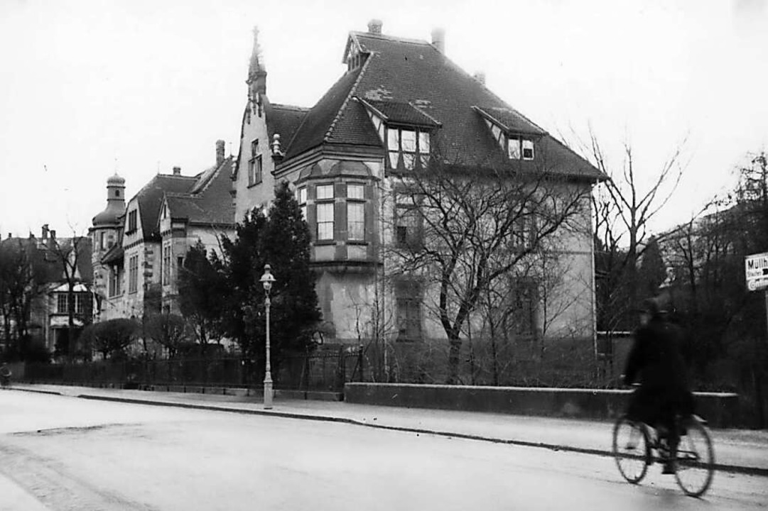 Die Aufnahme aus den 1930er Jahren des...nd Staufen mit Reifenwerbung darunter.  | Foto: Stadtarchiv Freiburg M70S_202-26-71