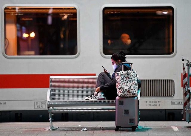 Reisende brauchen Geduld &#8211; ganz ...och nicht, sich auf den Weg zu machen.  | Foto: Roberto Pfeil (dpa)