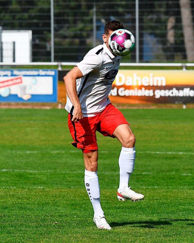 Die Bonndorfer verloren den Ball, wie ... Mhringen hochverdient mit 4:0-Toren.  | Foto: Wolfgang Scheu