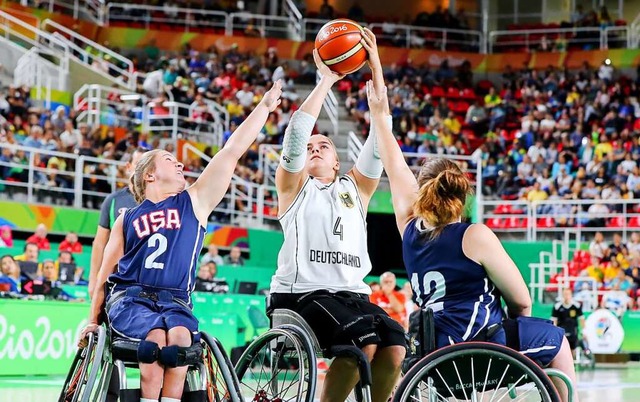 Die Rollstuhlbasketballerin Mareike Miller (M) wird die deutsche Fahne tragen  | Foto: Kay Nietfeld (dpa)