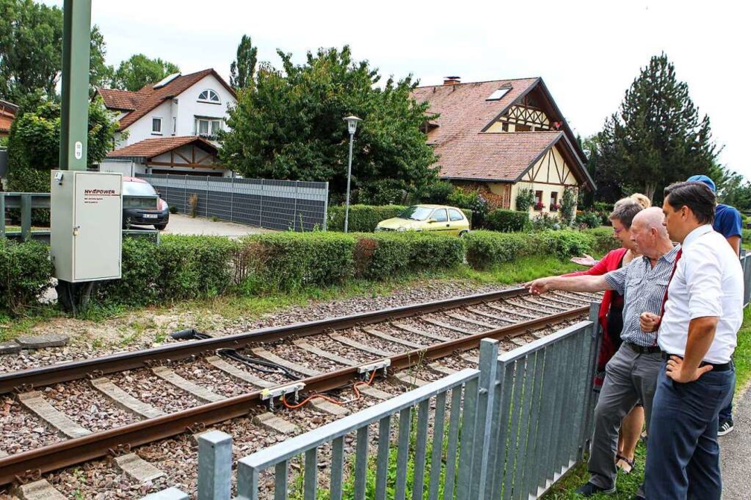 Anwohner und Vertreter der Bürgeriniti...l auf die Gleise gesprüht werden soll.  | Foto: Daniel Hengst