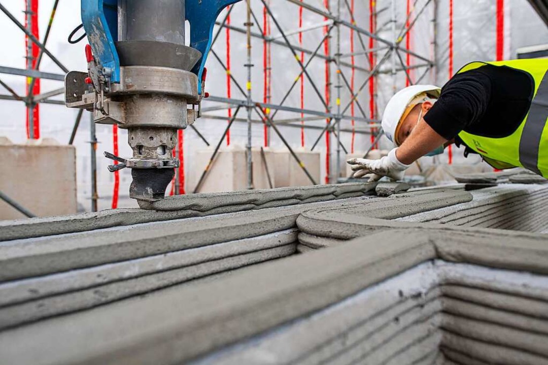 Der 3-D-Drucker trgt die nchste Betonschicht auf.  | Foto: Guido Kirchner (dpa)