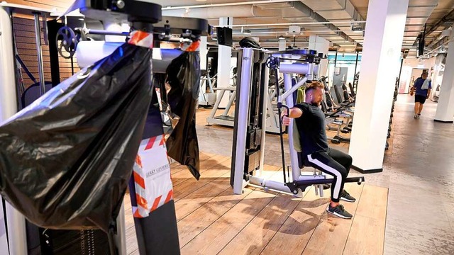 Gert gesperrt: In Fitnessstudios wird weiterhin auf genug Abstand geachtet.  | Foto: Bernd Weibrod (dpa)