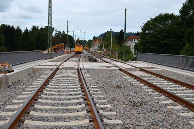 Die beiden Gleise des Kreuzungsbahnhof...t und mit dem Schienennetz verbunden.   | Foto: Nikolaus Bayer