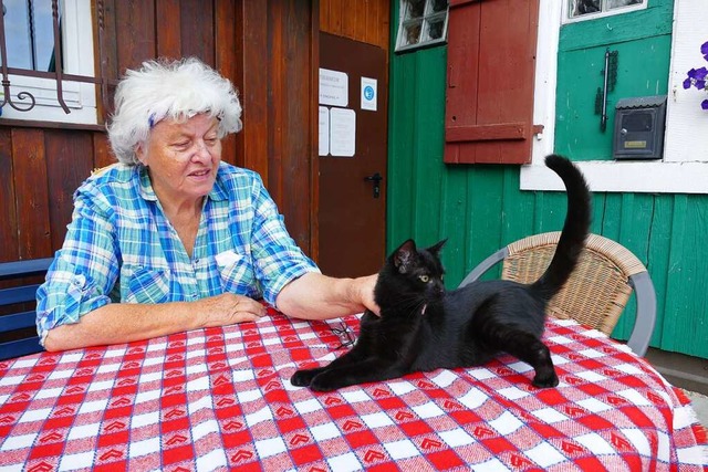 Tierheimleiterin Carola Hannes mit einer jungen  Katze, der ein Bein absteht.  | Foto: Martin Wunderle