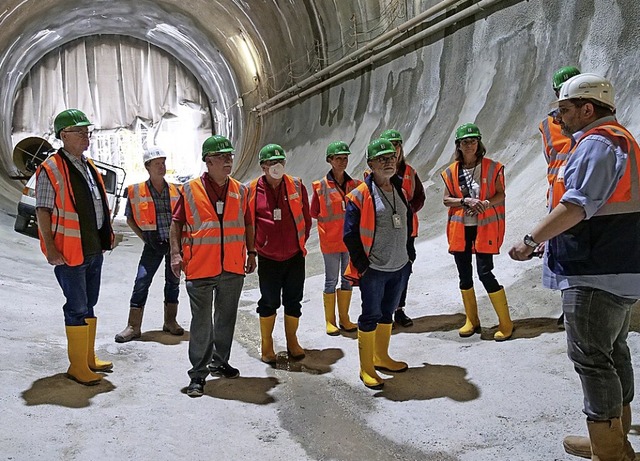 Die Besucher am Westeingang der noch r...Sohle und Gewlbe ausbetoniert werden.  | Foto: Markus Hartmann