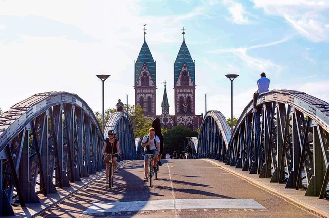 Die Blaue Brcke in Freiburg &#8211; e... beliebter Treffpunkt von Studierenden  | Foto: Endrik Baublies
