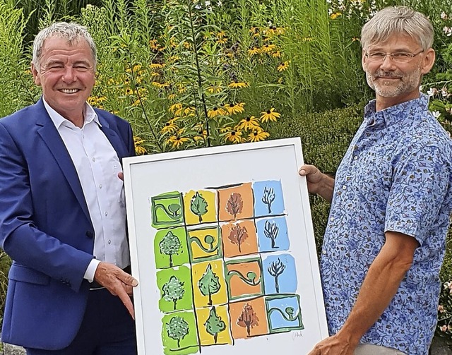 Verband-Geschftsfhrer Reiner Bierig ...oeven ein Prsent zum Firmenjubilum.   | Foto: Landschaftsbau Verhoeven