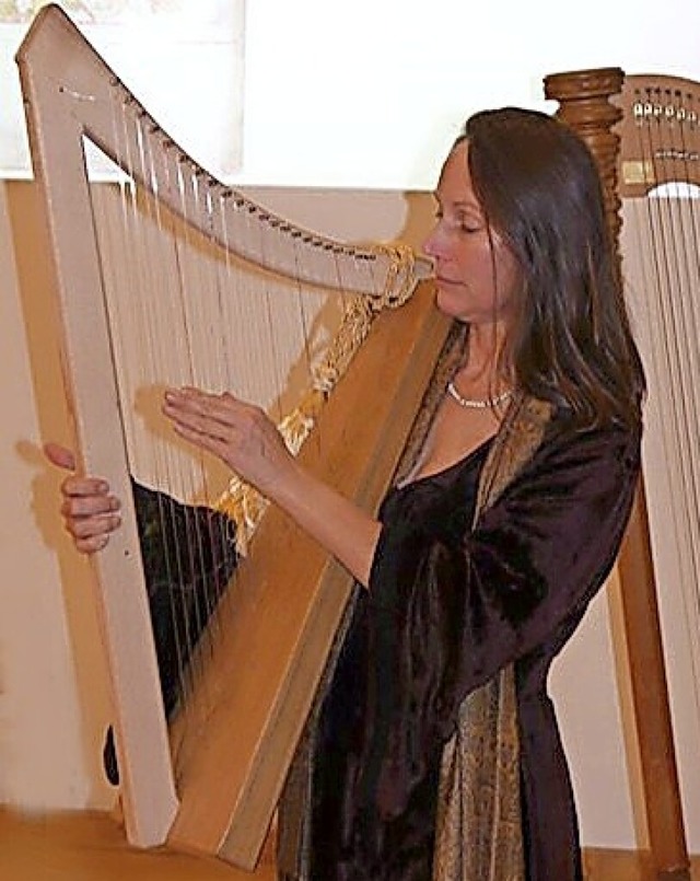 Sabine Wehrle und ihre Keltische Harfe   | Foto: Privat