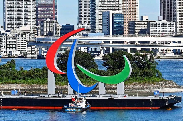 Das Symbol der Paralympics im Hafenvie...ie drei Sicheln werden Agitos genannt.  | Foto: - (dpa)