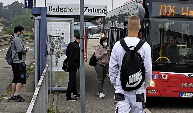 Pendler steigen auf den Bus um.  | Foto:  Reinhard Herbrig