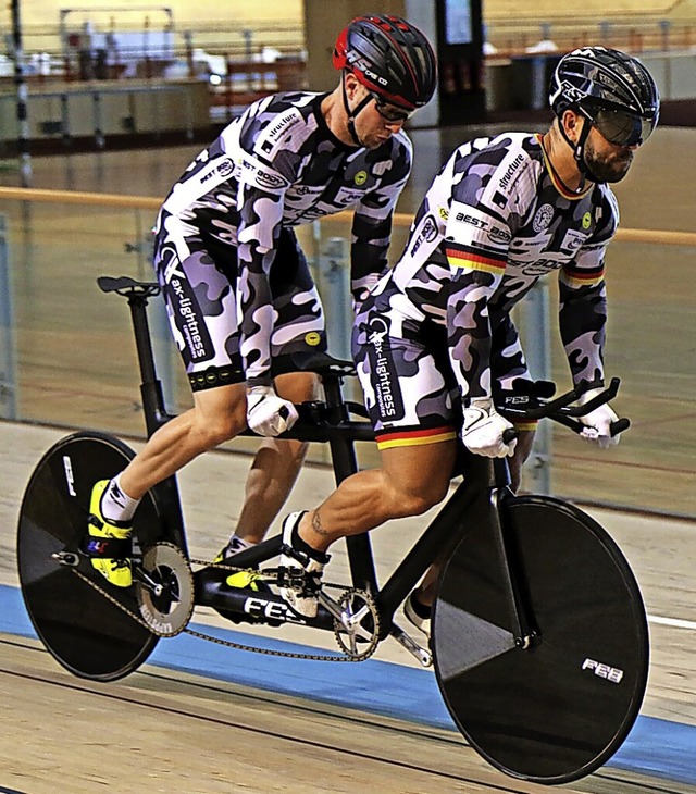 Para-Radsportler Robert Frstemann (rechts) mit seinem  Tandem-Partner Kai Kruse  | Foto: Ronny Hartnick (dpa)