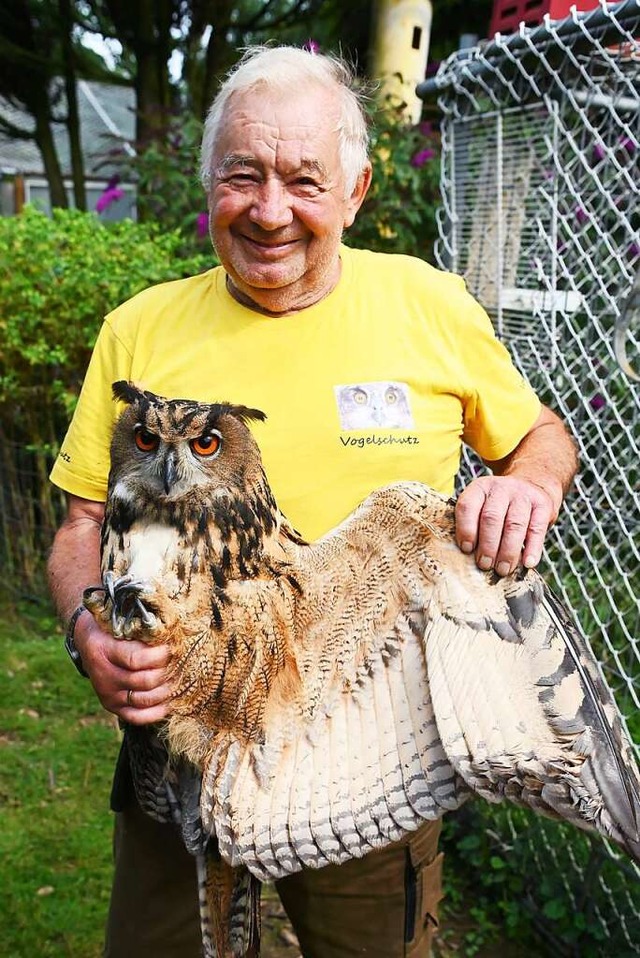 Pierre Fingermann mit einem Uhu  | Foto: Uli Deck (dpa)