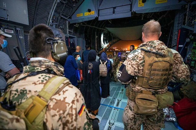 Feldjger der Bundeswehr und Soldaten ...Sicherheit an Bord eines Airbus A400M.  | Foto: Marc Tessensohn (dpa)