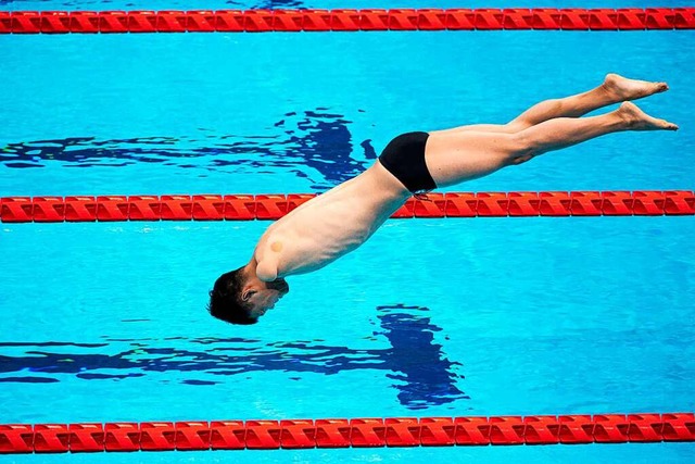 Ein Schwimmer ohne Arme beim Training fr die Paralympics.  | Foto: CHARLY TRIBALLEAU (AFP)