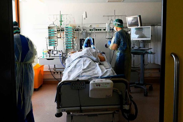 Behandlung eines Covid-19-Patienten au...osch-Krankenhaus in Stuttgart im Mrz.  | Foto: THOMAS KIENZLE (AFP)