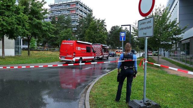 Weitrumig abgesperrt ist das Areal um... zu Vergiftungserscheinungen erlitten.  | Foto: Alexander Rau (dpa)