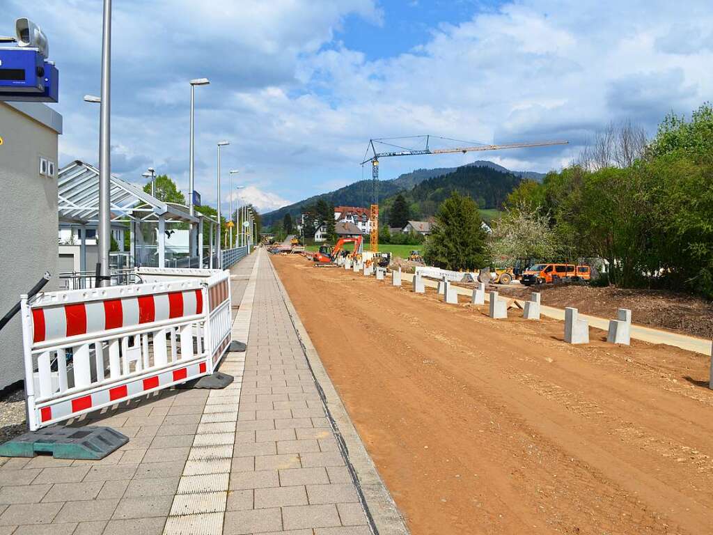 Ende April 2021: der Unterbau des verbreiterten Bahndamms mit Fundamenten fr den knftigen Bahnsteig 2 wurde hergestellt.