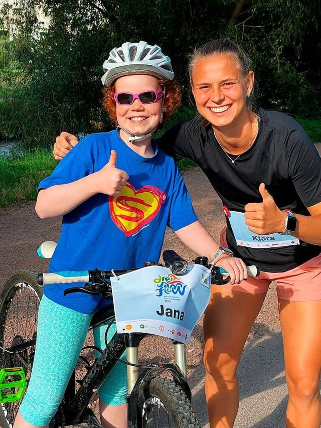 Jana mit Nationalspielerin Klara Bhl ...&#8222;Dreisam Flow&#8220; in Freiburg  | Foto: DKMS