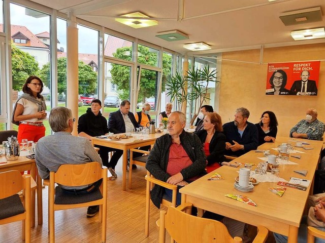 Rita Schwarzelhr-Sutter (links) spricht mit Brgern ber Politik.  | Foto: Nadine Klossek-Lais