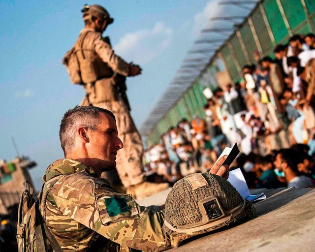 Am Flughafen von Kabul drngen noch im...ge Menschen auf die Evakuierungsflge.  | Foto: BEN SHREAD (AFP)