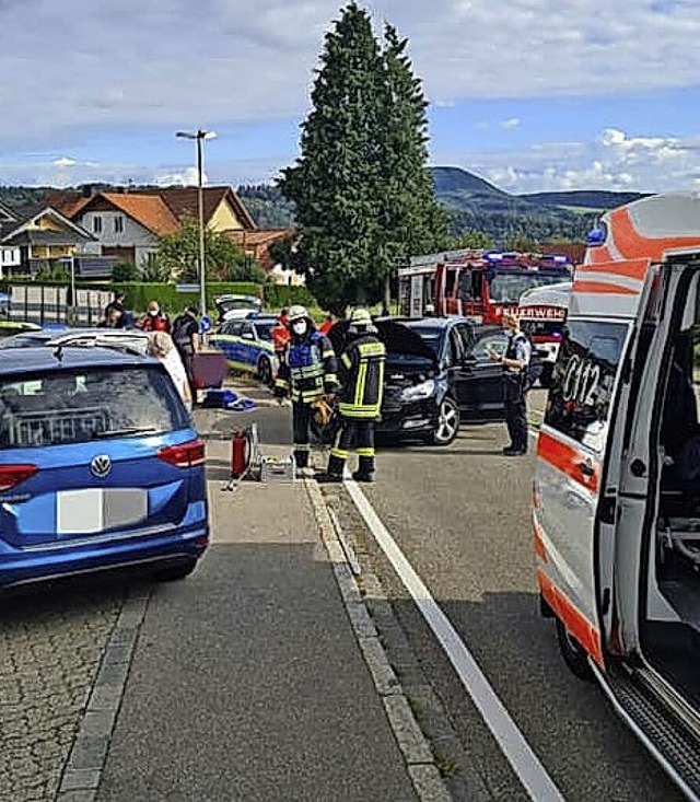 Feuerwehr, DRK und Polizei waren bei einem Unfall  in Niederhof gefordert.   | Foto: Feuerwehr Murg