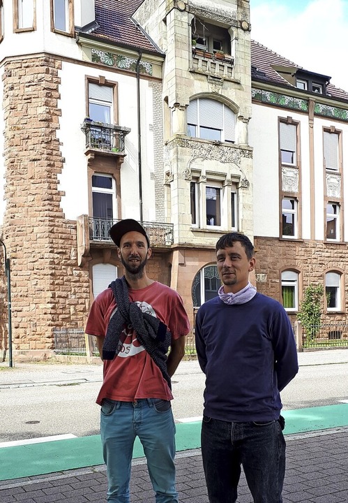 Elias Errerd (links) und sein Kurator ...ahner vor dem Haus Weingartenstraße 7.  | Foto: Juliana Eiland-Jung