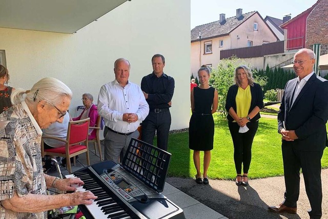 Die 99-jhrige Bewohnerin Luise Ehret ...m Besuch im Haus Rheinaue in Wyhl a.K.  | Foto: Bro Wei