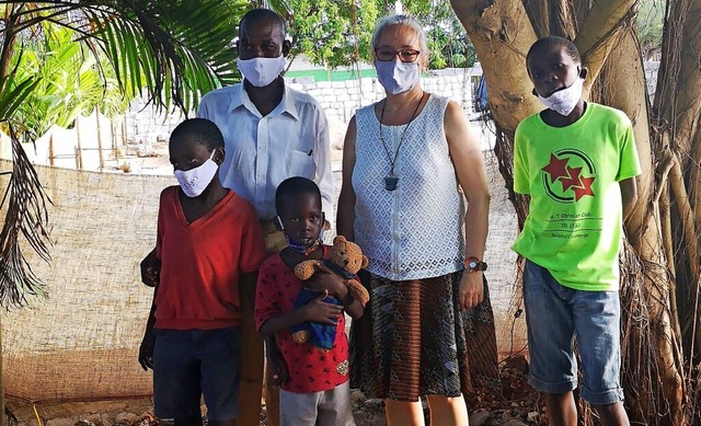 Monika Hauser bei ihrem jngsten Besuc...it Martin Wanyama und seinen Kindern.   | Foto: Privat
