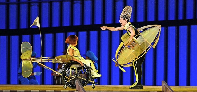 Der Traum vom Fliegen &#8211; selbst m...bei der Paralympics-Erffnungsfeier.    | Foto: PHILIP FONG (AFP)