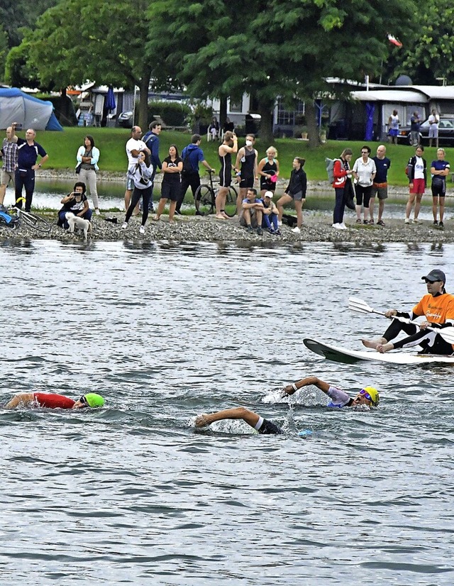 Im Riegeler Mllersee begann der Kampf...enpltze beim Malterdinger Triathlon.   | Foto: Dieter Erggelet