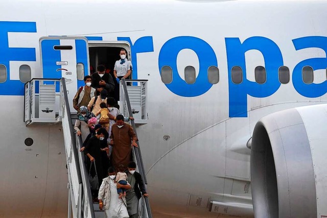 Geflchtete bei ihrer Ankunft auf einem Flughafen bei Madrid  | Foto: PIERRE-PHILIPPE MARCOU (AFP)