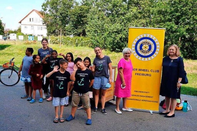 Das Foto entstand  bei der bergabe vo...n und den von ihnen betreuten Kindern.  | Foto: Inner Wheel Club Freiburg