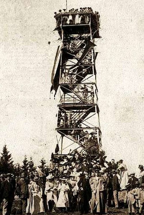 Der Turm wurde 1895 festlich eingeweih...und Girlanden und Gruß auf den Kaiser.  | Foto: Schwarzwald Verein Müllheim-Badenweiler