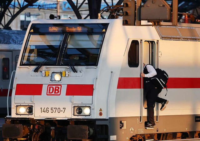 Ein Lokfhrer steigt am Klner Hauptba...eb wieder weitgehend normal gestartet.  | Foto: Oliver Berg (dpa)