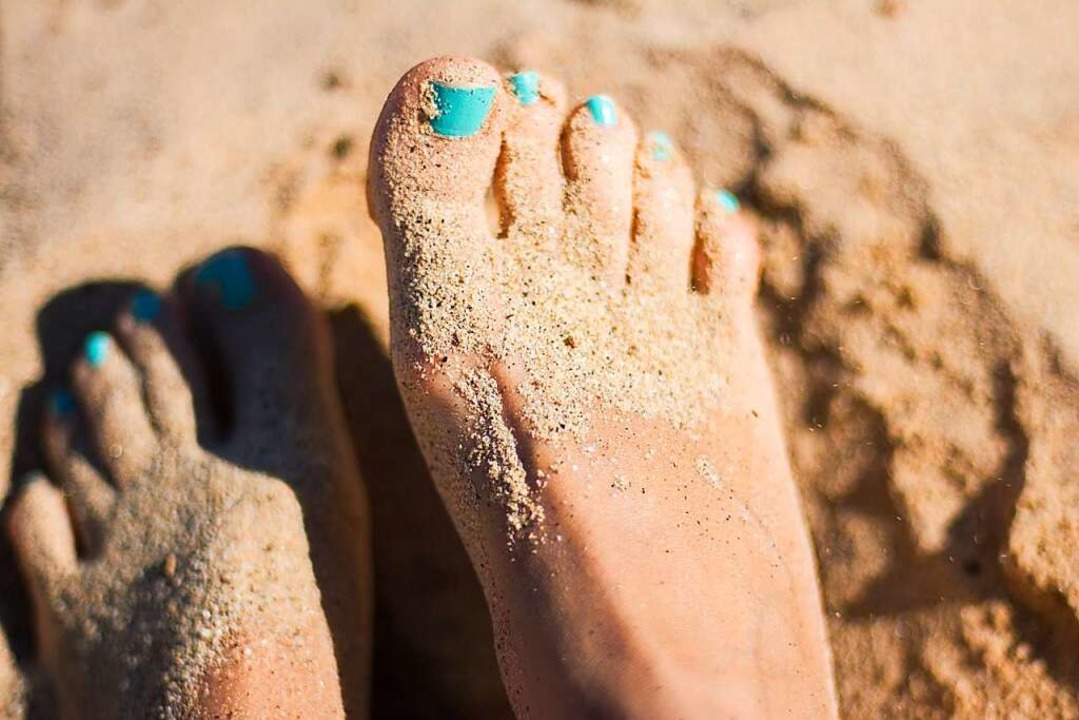Die Füße in den Sand? Ab ans Meer &#8211; oder ins Strandbad!  | Foto: Juja Han (unsplash.com)